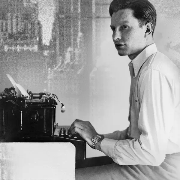 Nuori L. Ron Hubbard kirjoituskoneen ääressä
